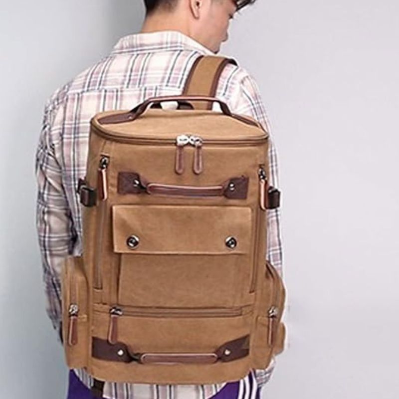 Sac à dos vintage porté en ville