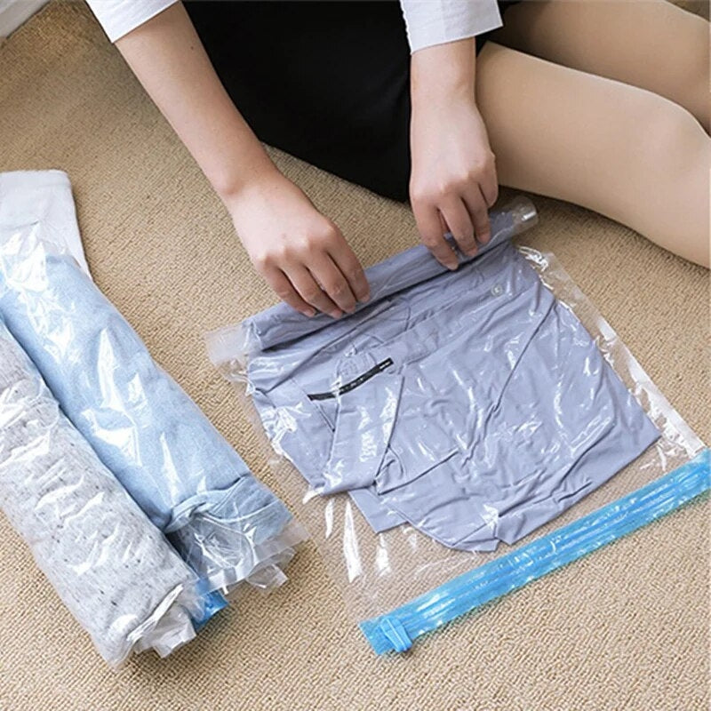 Sacs de compression rangés dans une valise