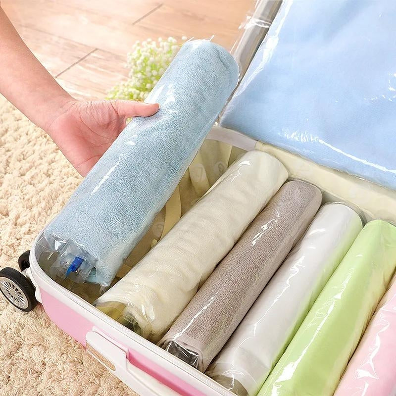 Vêtements compressés dans un sac de compression manuel