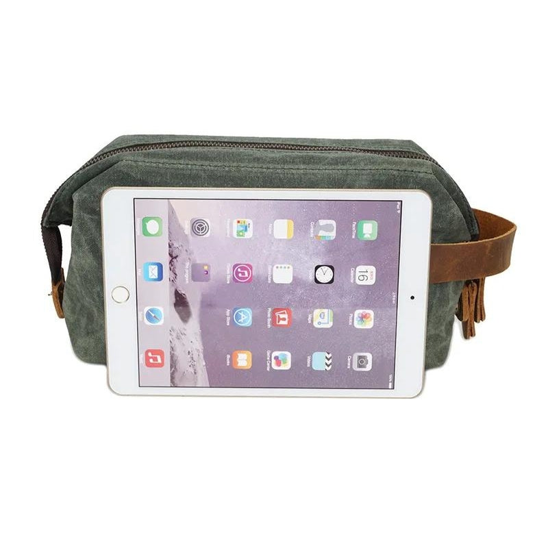 Trousse de toilette homme posée dans une salle de bain