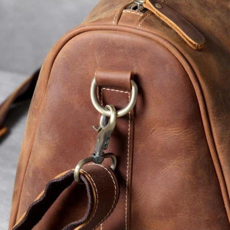 Sac en cuir porté à l'épaule avec bandoulière