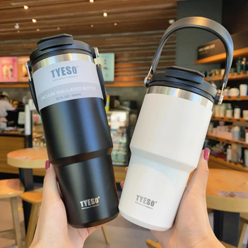 Bouteille isotherme inox en situation de voyage