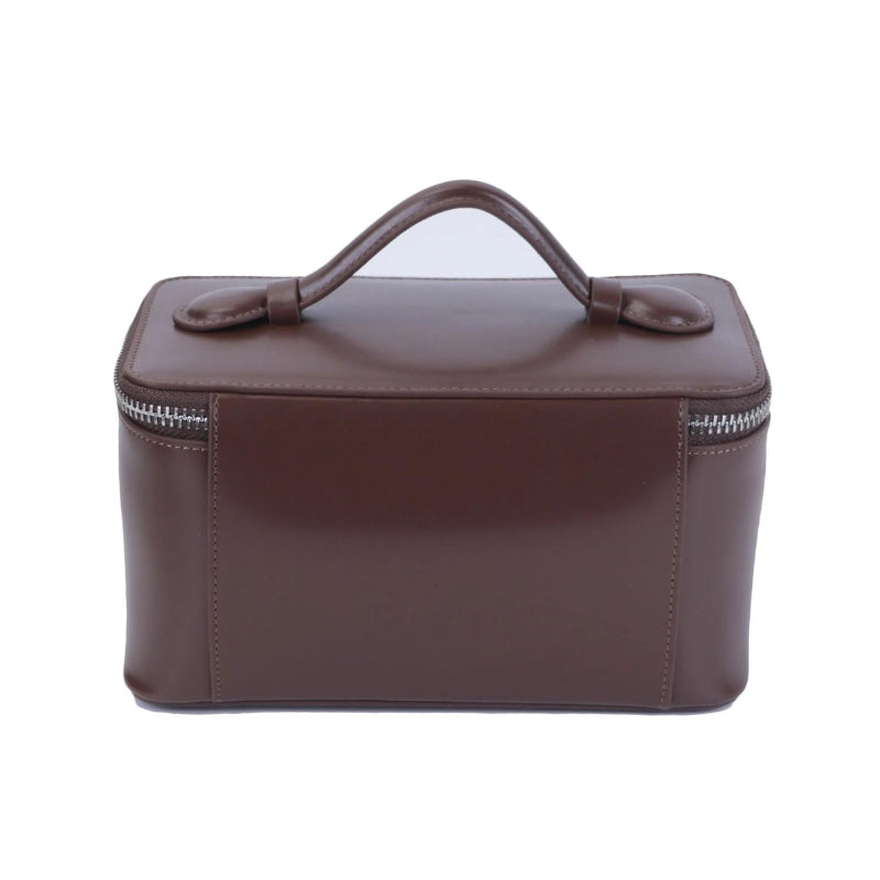 Ouverture zippée de la trousse en cuir