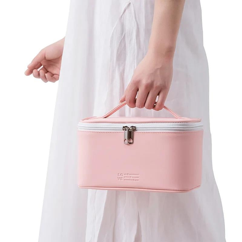 Trousse de maquillage ouverte montrant les compartiments