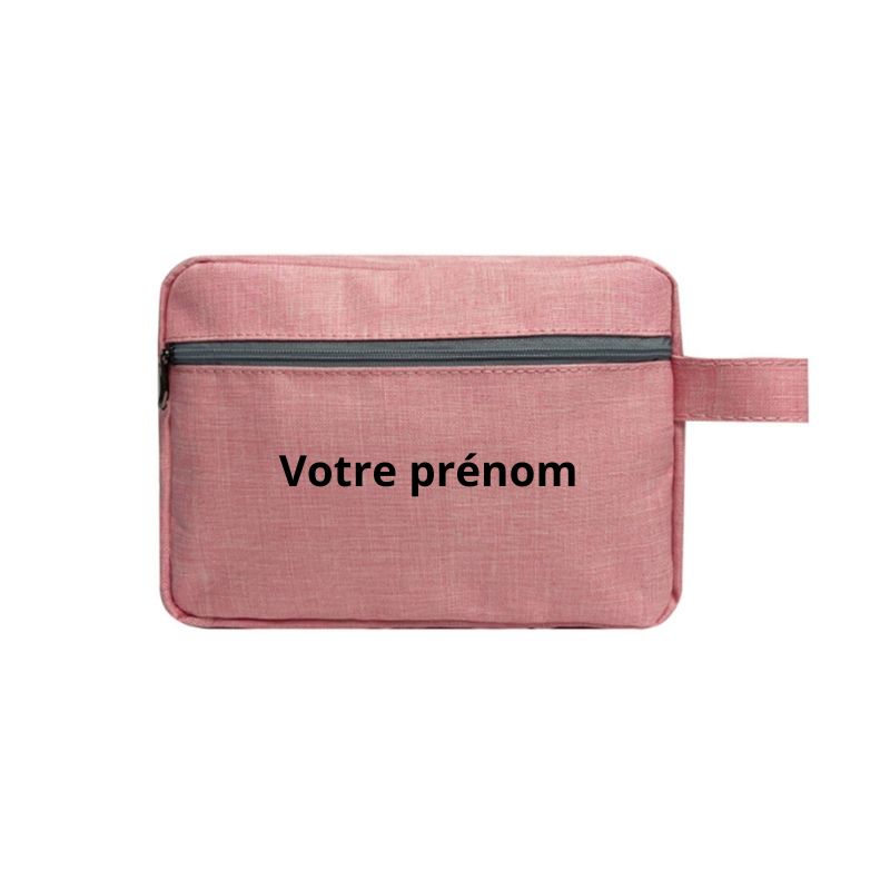 Trousse de toilette posée sur un lit d'hôtel