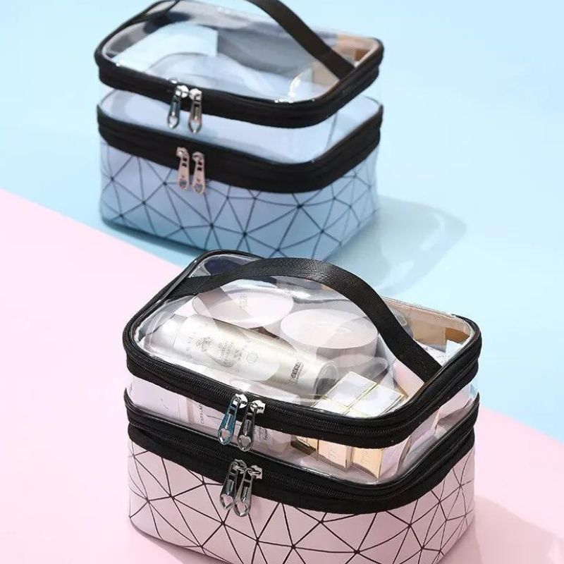Intérieur de la trousse de toilette avec produits de beauté rangés