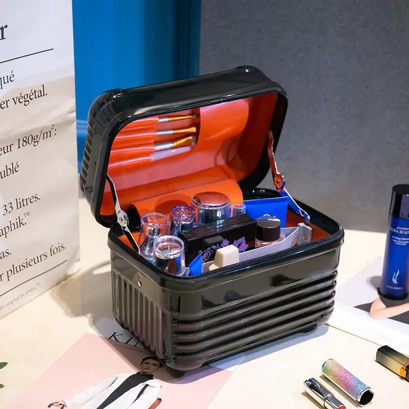 Vanity case ouvert avec produits de beauté
