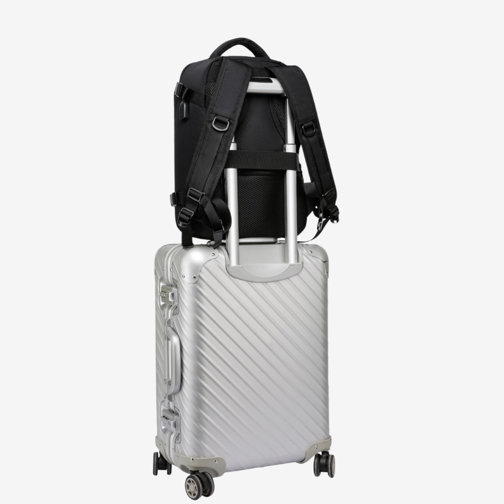 Sac à dos cabine 45x36x20 porté par un voyageur