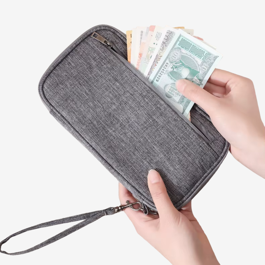 Rangement des billets dans la pochette documents