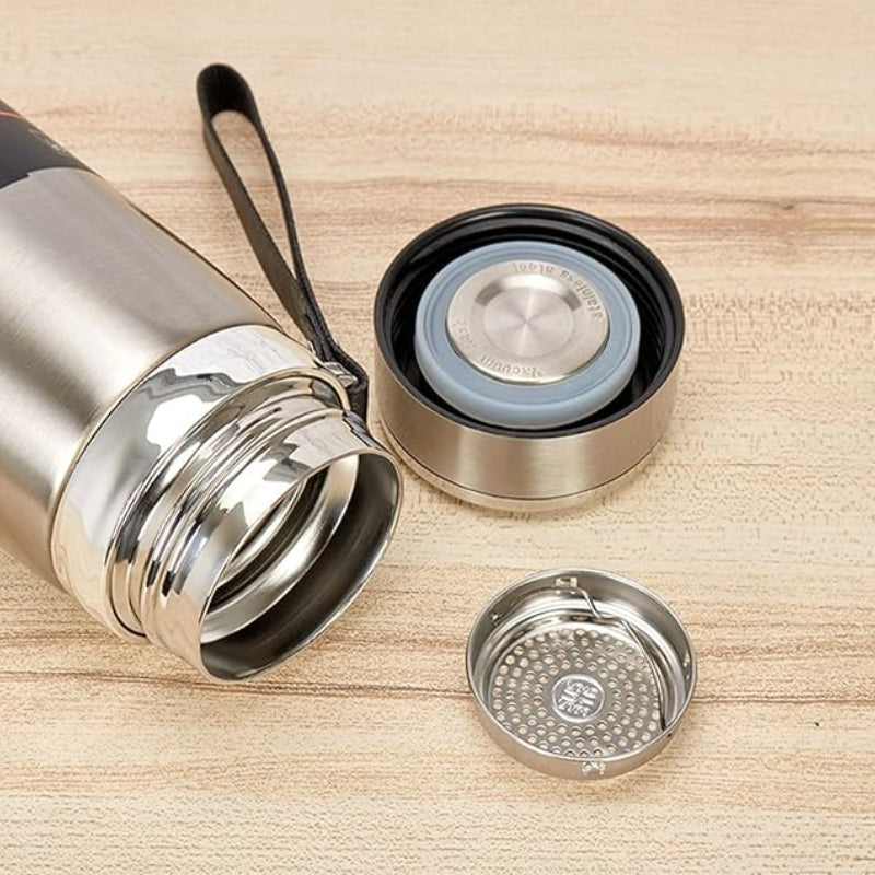 Thermos en inox posé sur une table