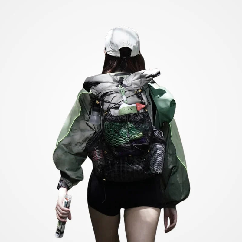 Sac à dos de randonnée porté sur un sentier