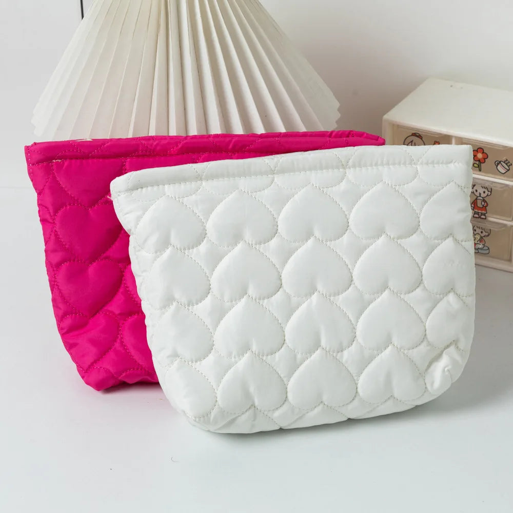 Trousse matelassée ouverte avec produits de beauté