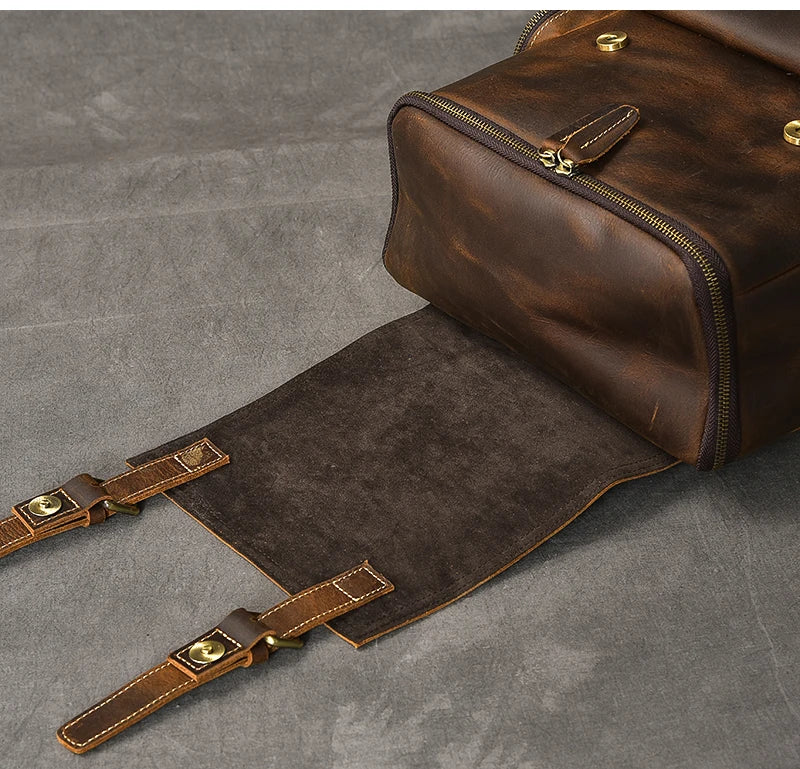 Sac à dos vintage en cuir porté en ville