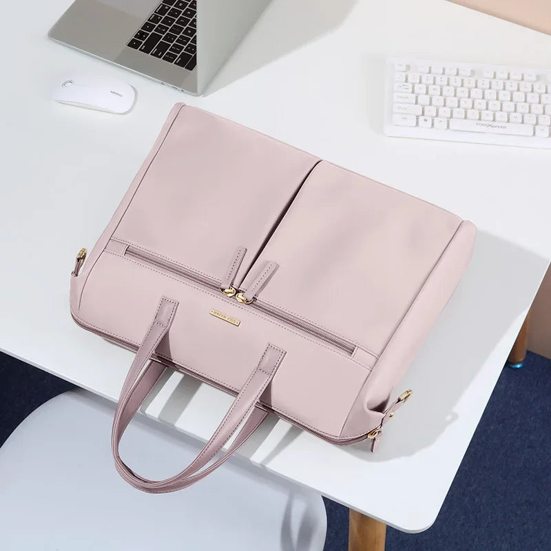 Détail de la bandoulière et des poignées du sac