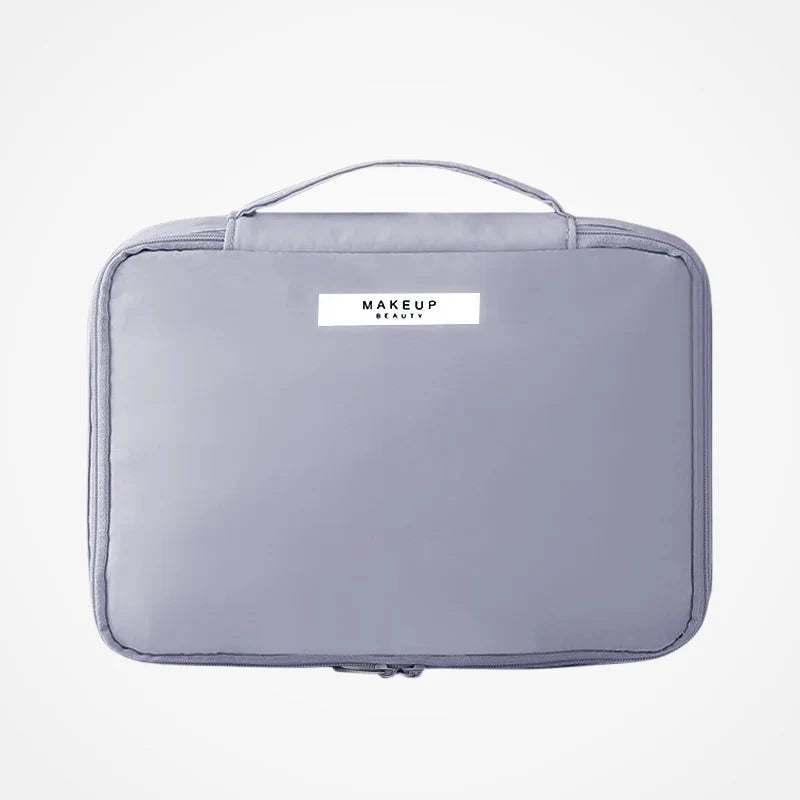 Trousse de toilette ouverte avec produits de beauté