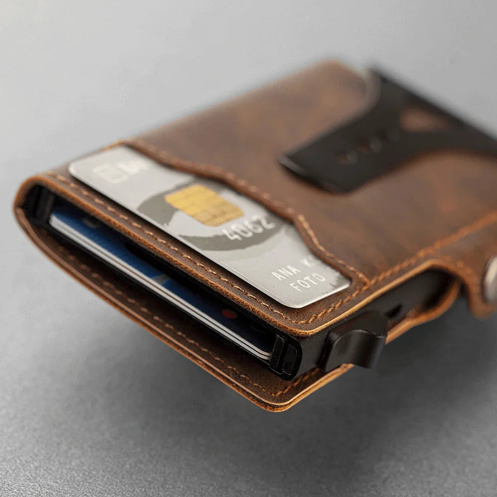 Portefeuille compact tenu en main