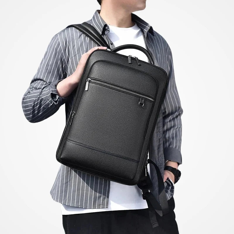 Sac à dos en cuir PU porté en ville