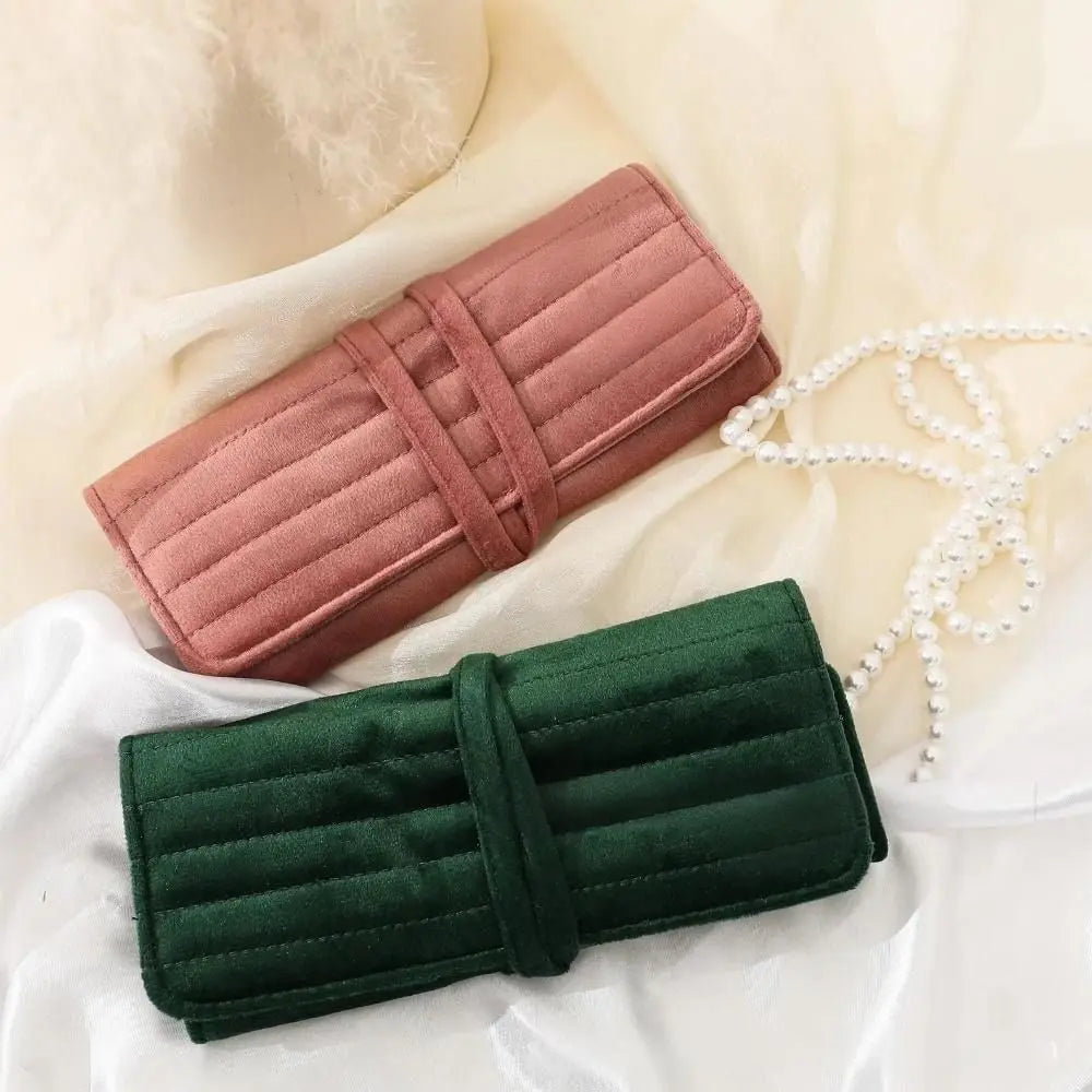 Rangement des colliers dans la pochette en velours