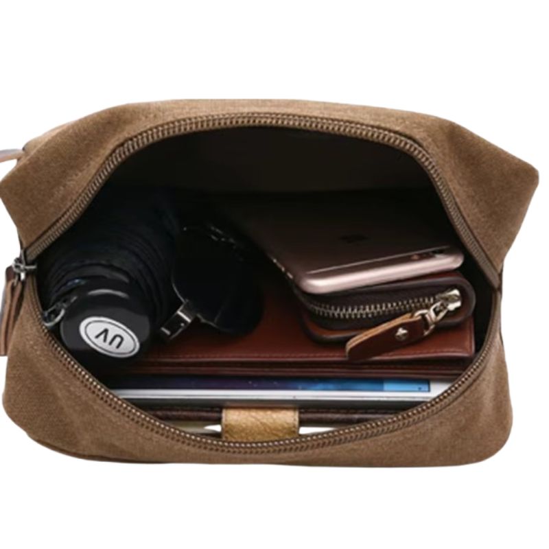 Détail des poches de la trousse de toilette homme