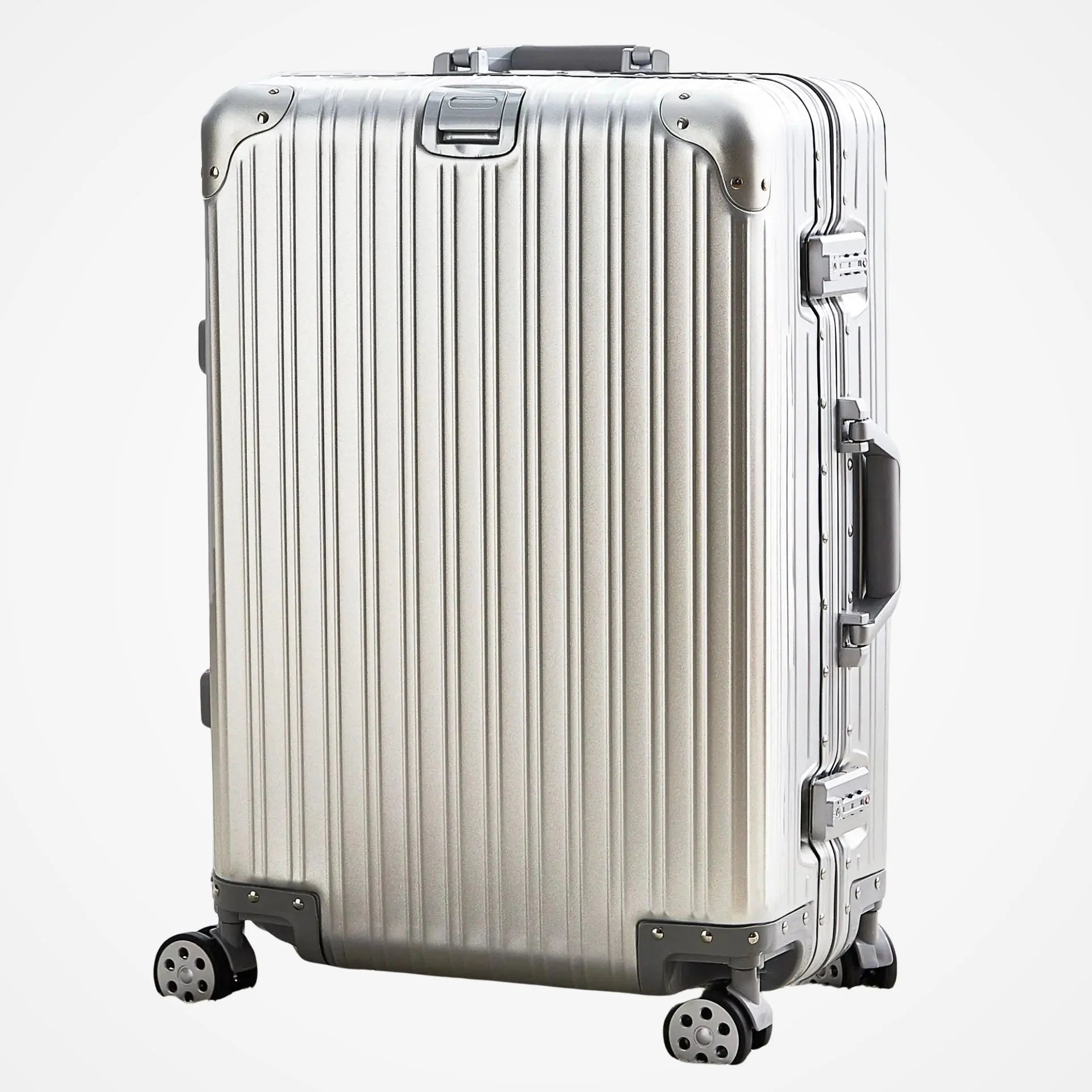Valise rigide en aluminium argentée vue de face
