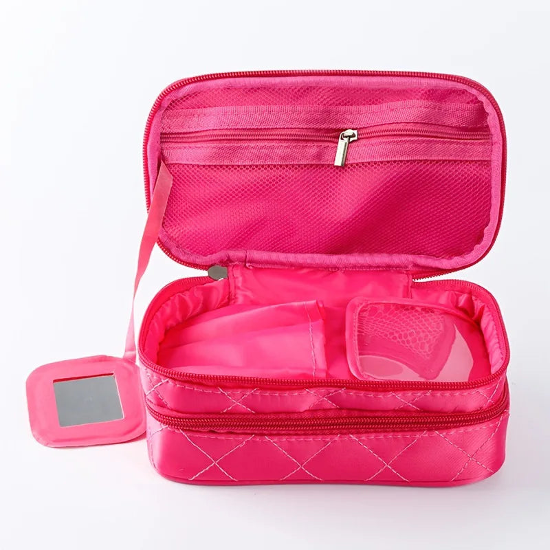 Ouverture large de la trousse de toilette avec produits de beauté