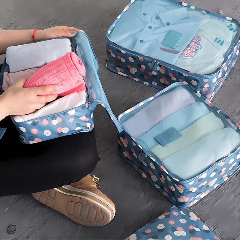 Rangement de vêtements dans l'organisateur de voyage