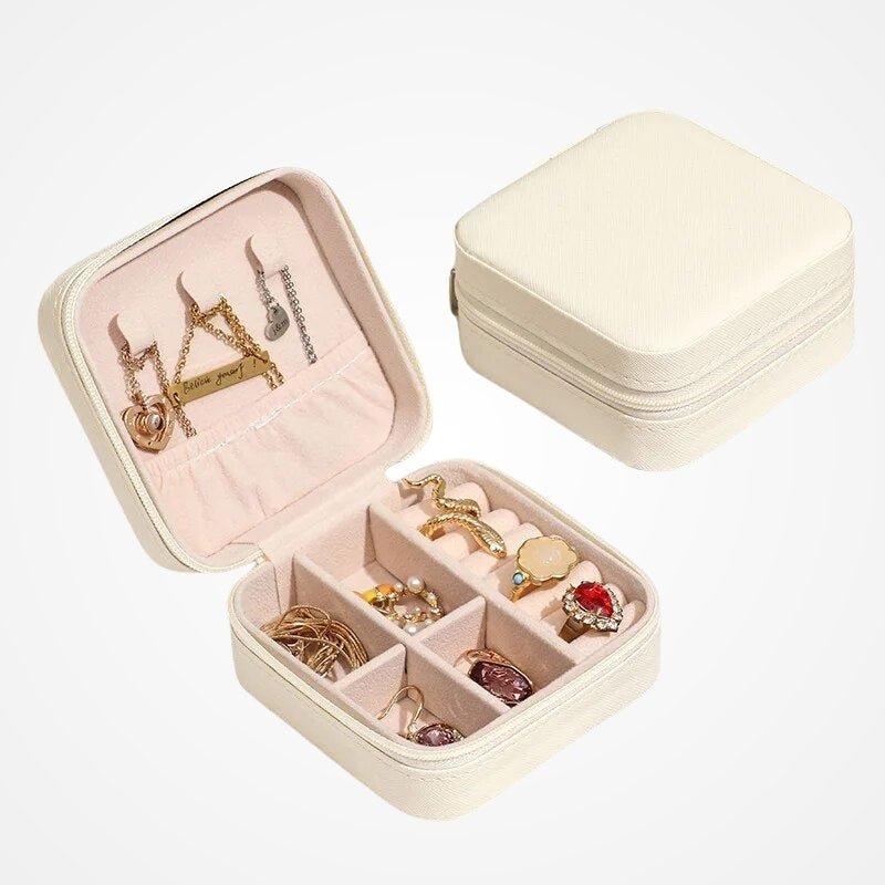 Boîte à bijoux de voyage tenue en main