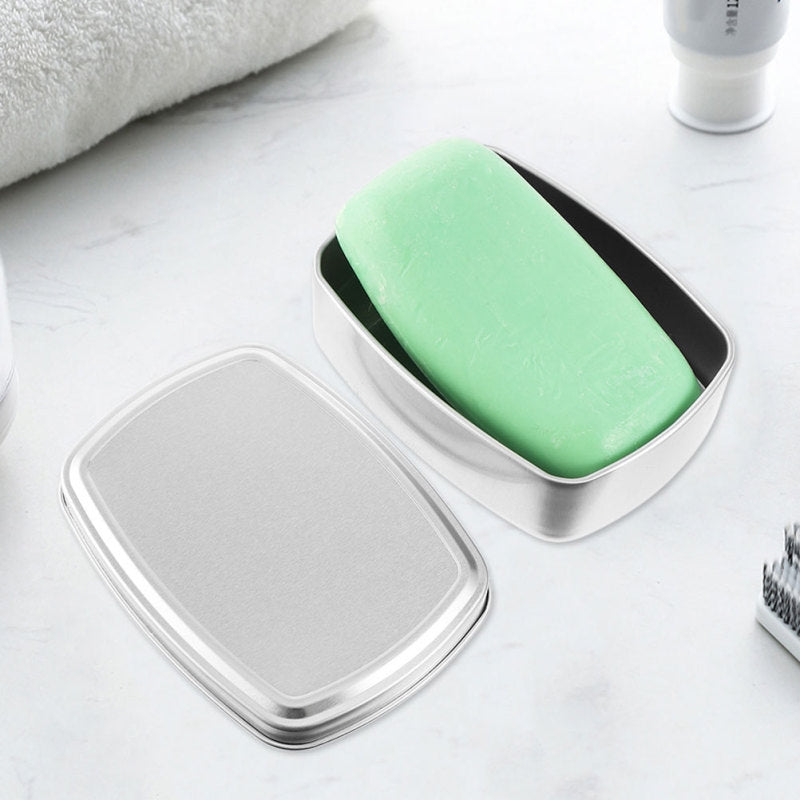 Boîte à savon en métal dans une trousse de toilette