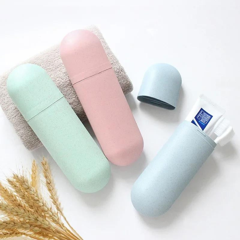 Étui brosse à dents rangé dans une trousse de voyage