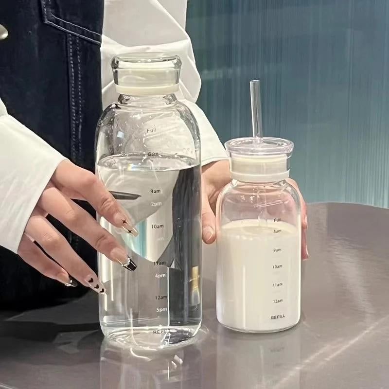Gourde en verre avec paille en usage nomade