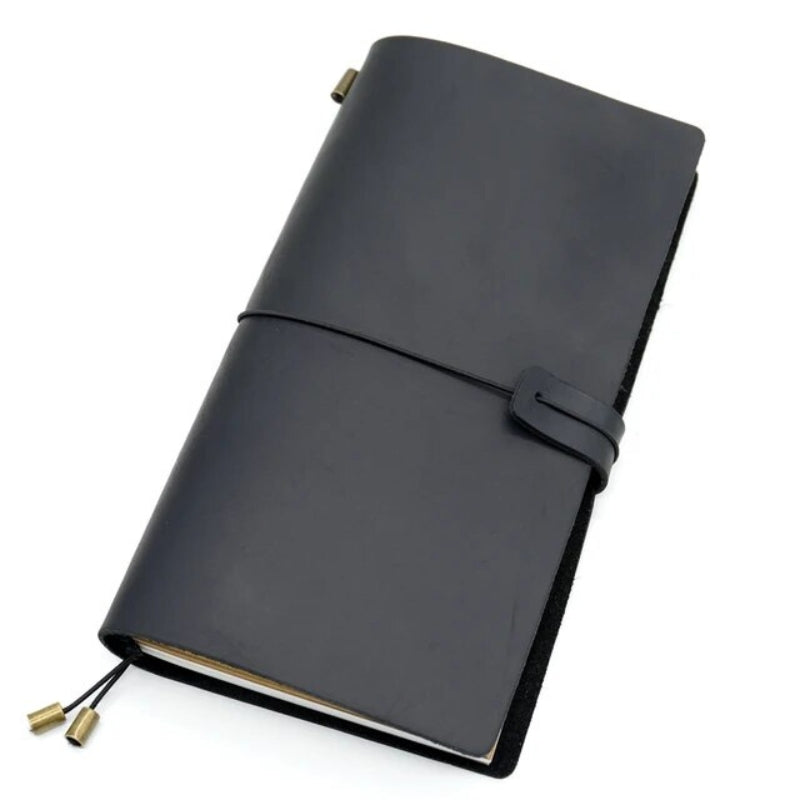 Carnet de voyage en cuir véritable posé sur une table