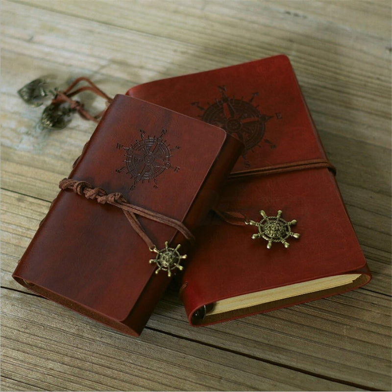 Carnet de voyage ouvert avec notes manuscrites