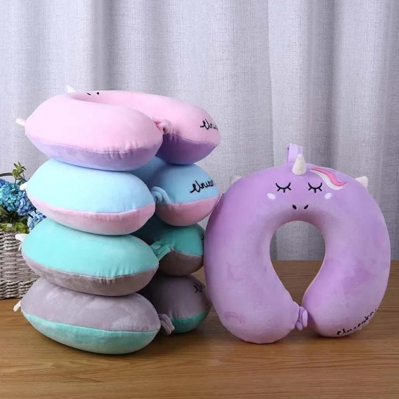 Détail des matières douces du coussin de cou enfant