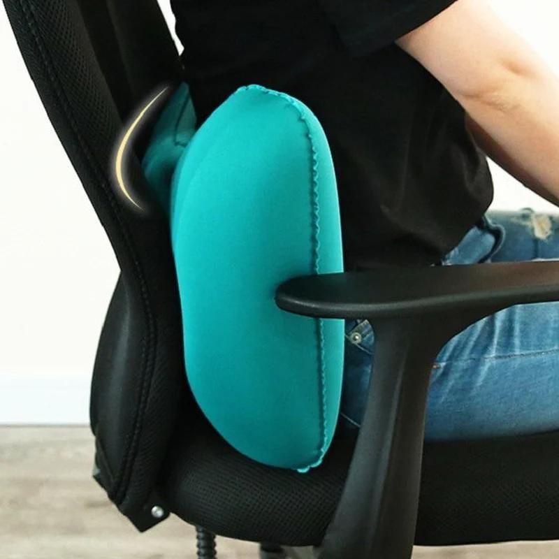 Voyageur utilisant le coussin de nuque gonflable en position de repos