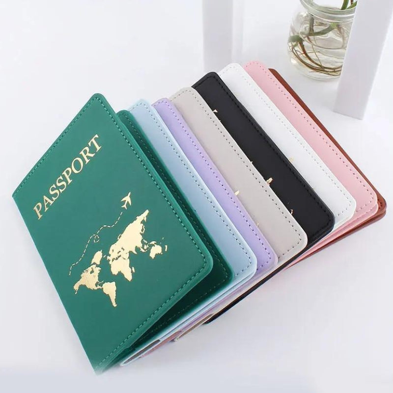 Étui passeport tenu en main en voyage