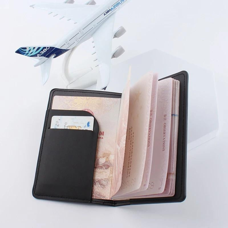 Étui passeport en simili cuir tenu en main
