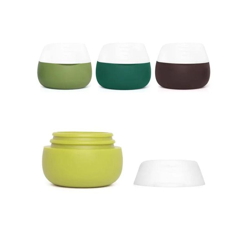 Flacon de voyage compact tenu en main