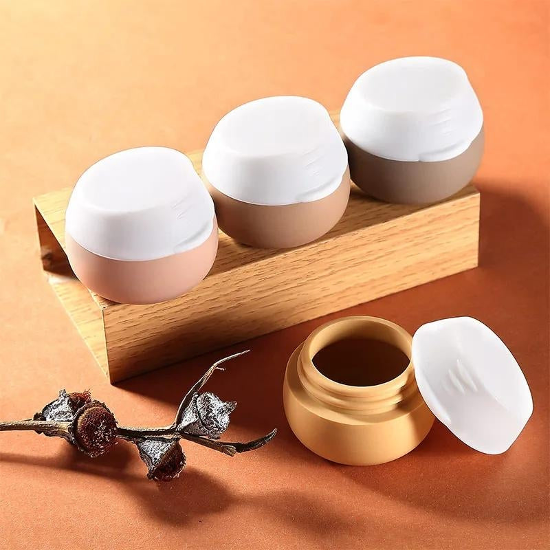 Flacons de voyage dans une trousse de toilette
