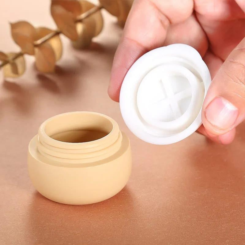 Remplissage du flacon de voyage avec de la crème