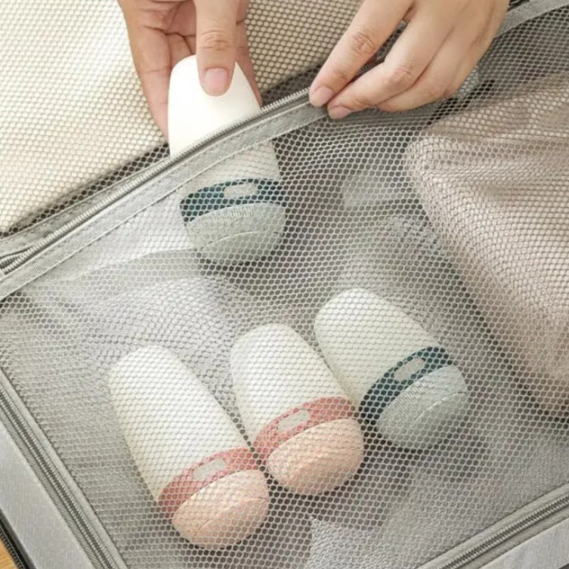 Flacons de voyage en silicone dans une trousse de toilette