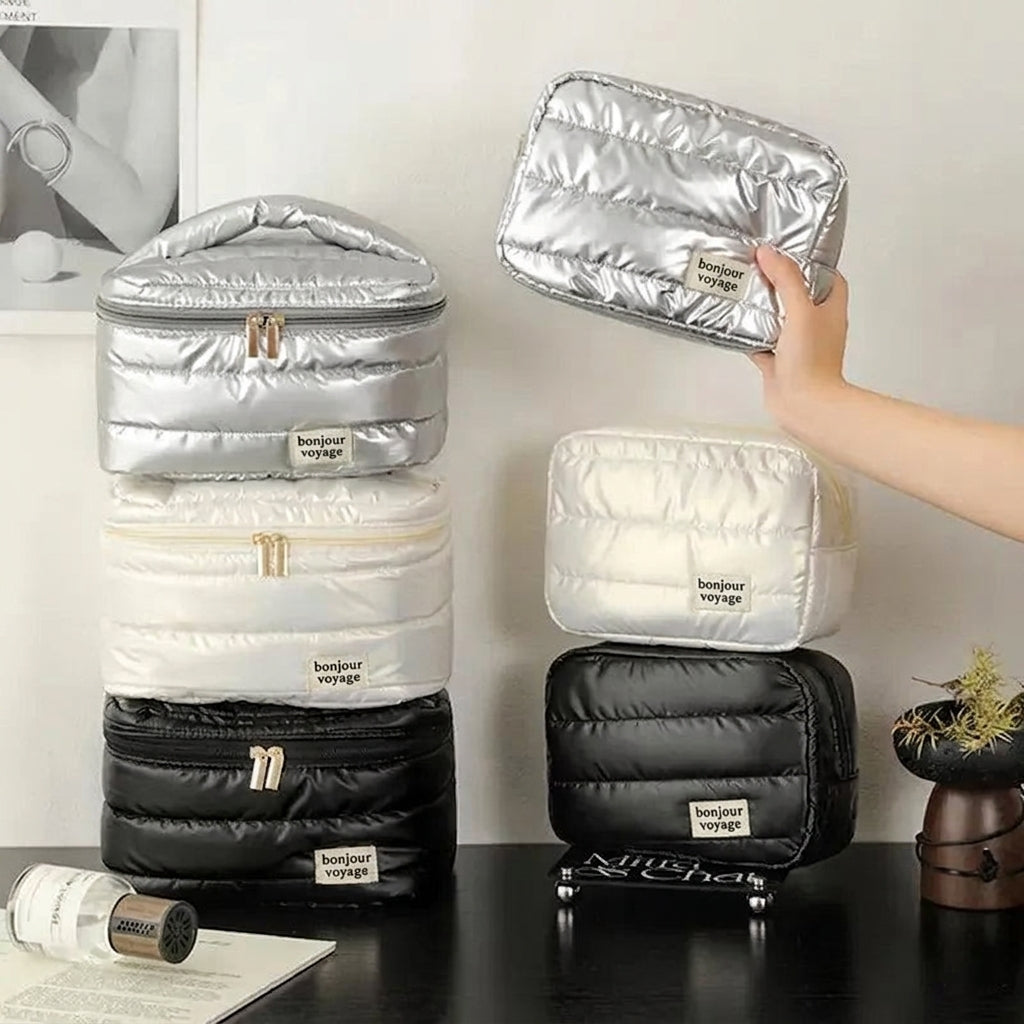 Trousse de toilette ouverte montrant les compartiments