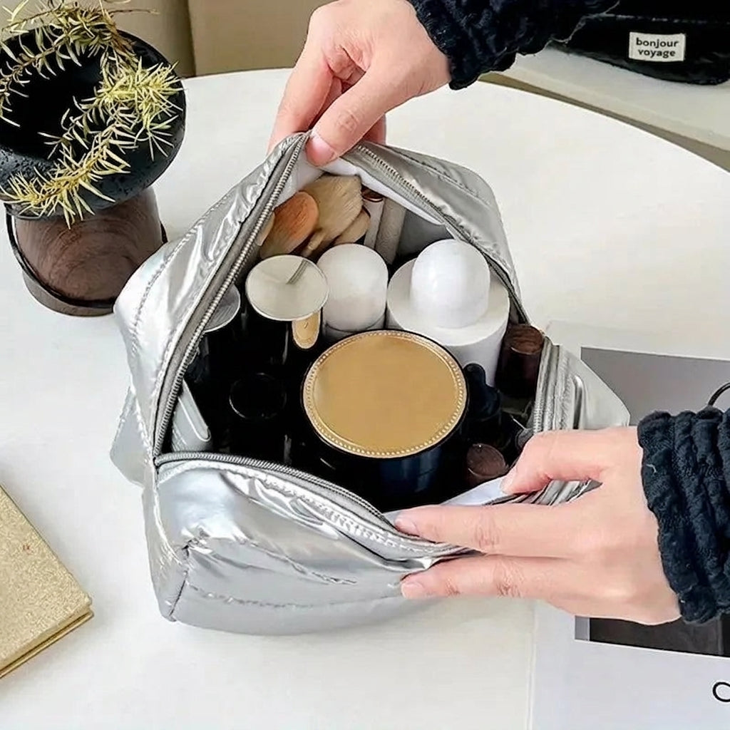 Trousse de toilette avec produits de beauté rangés