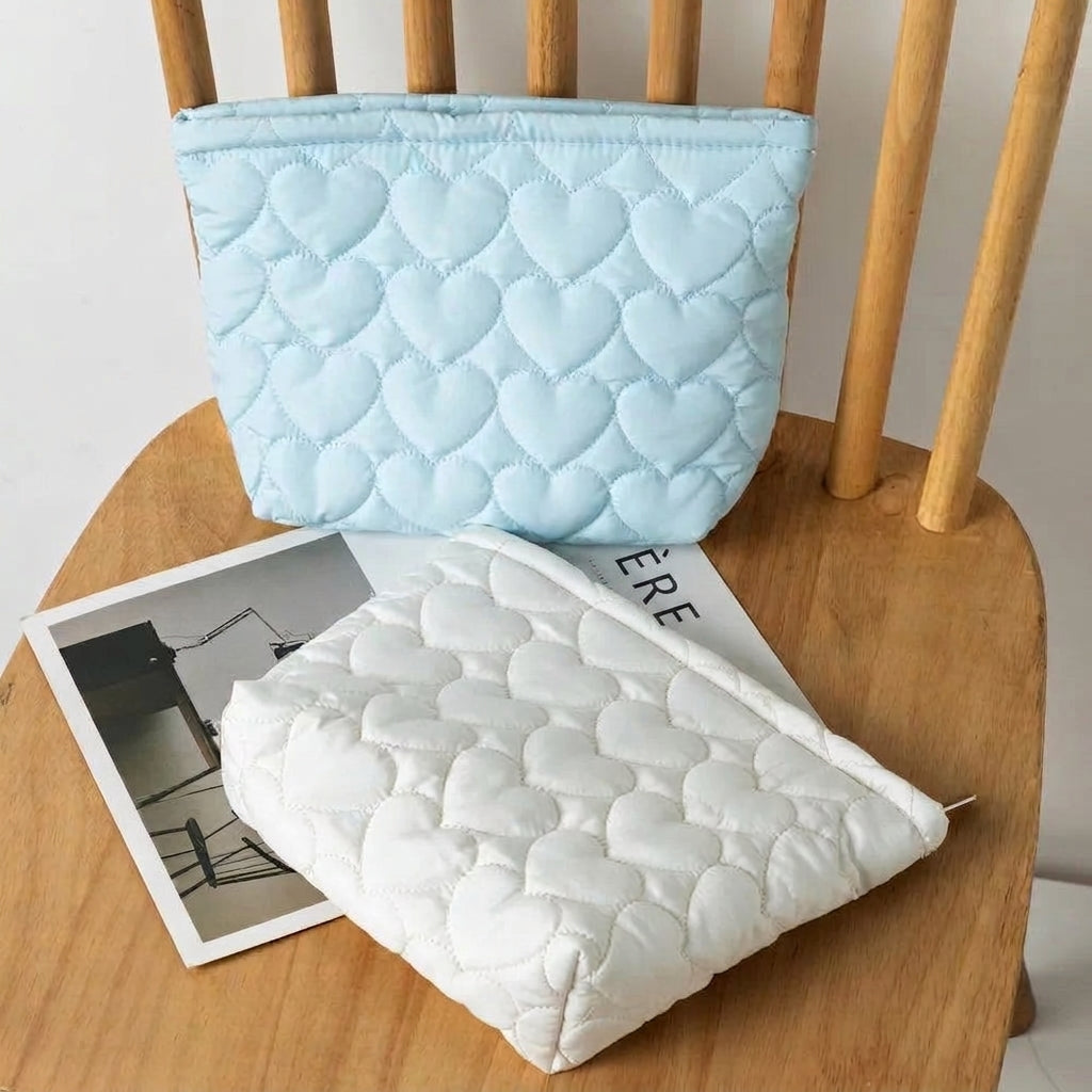 Trousse de toilette matelassée portée à la main