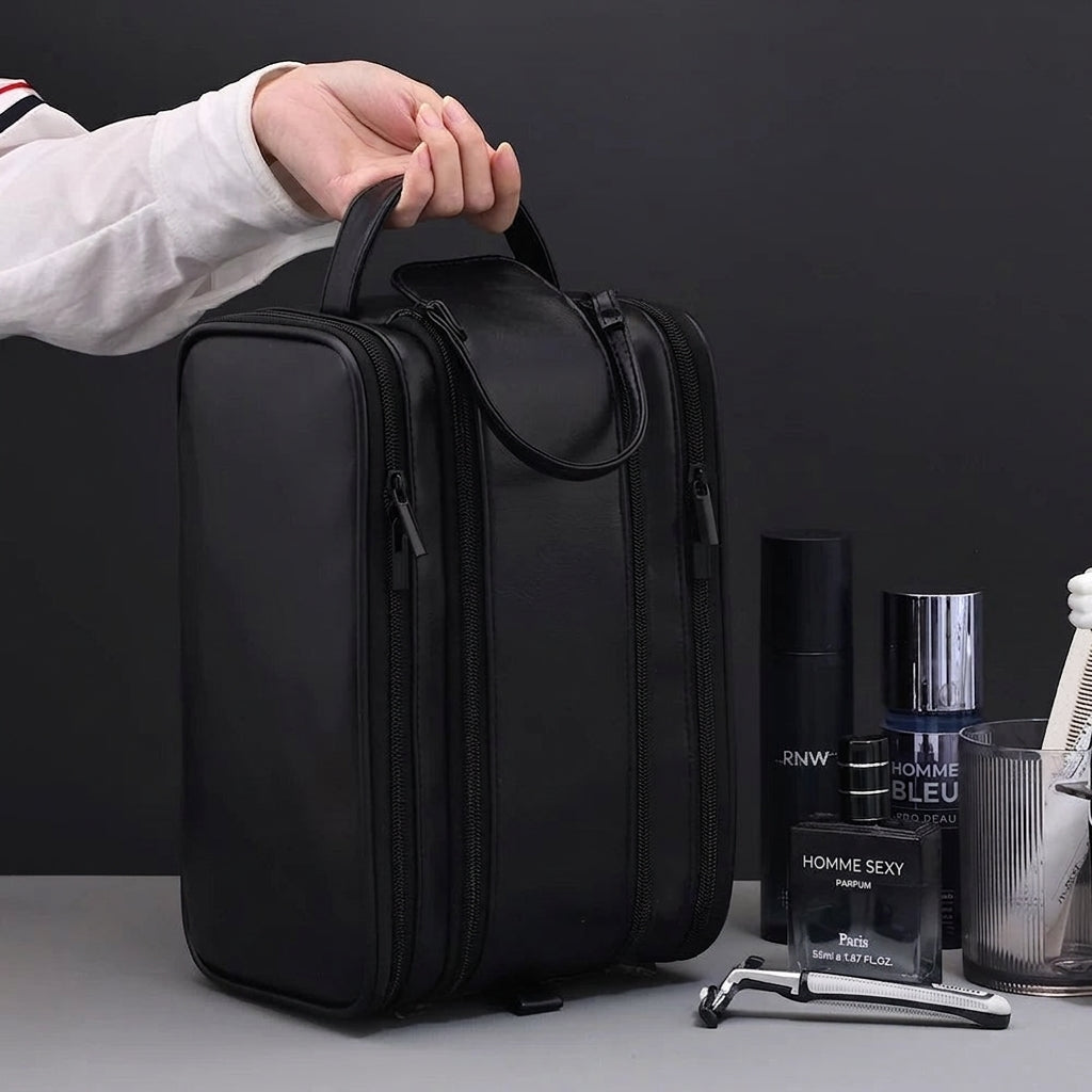 Mistral — Trousse de Toilette Suspendue Imperméable, mise en situation en voyage