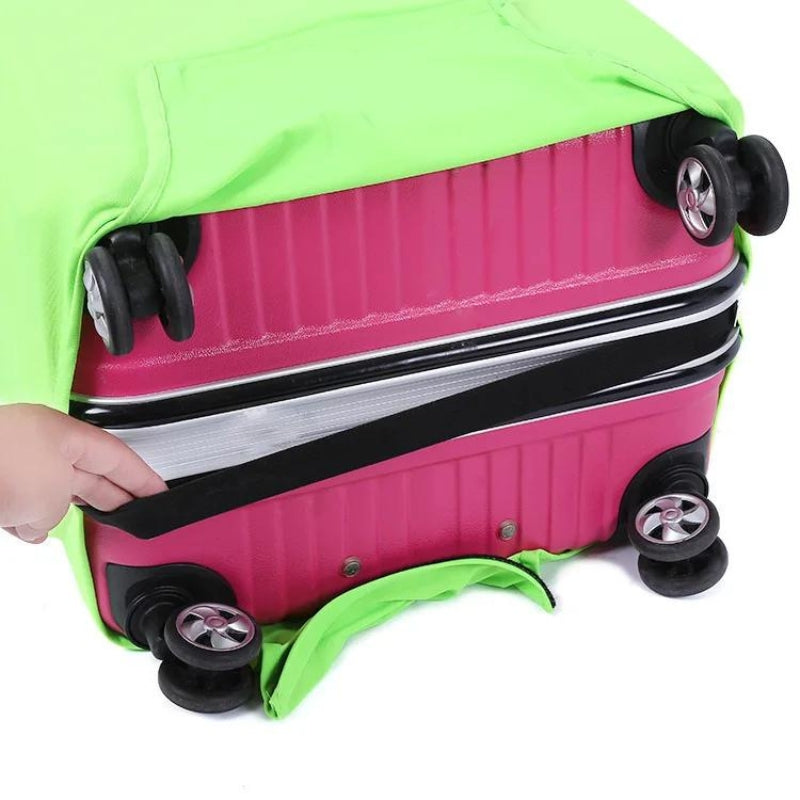 Valise protégée par une housse extensible lors d'un voyage