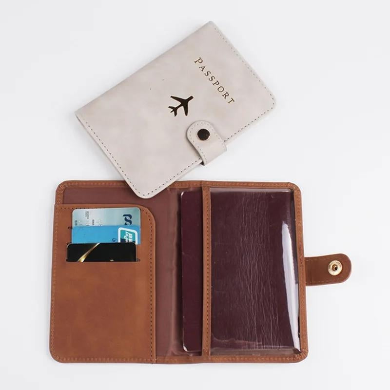 Porte-documents ouvert avec passeport et billets