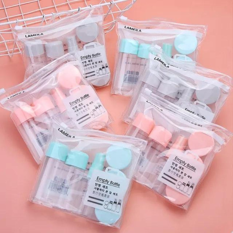 Flacons de voyage remplis de produits de toilette