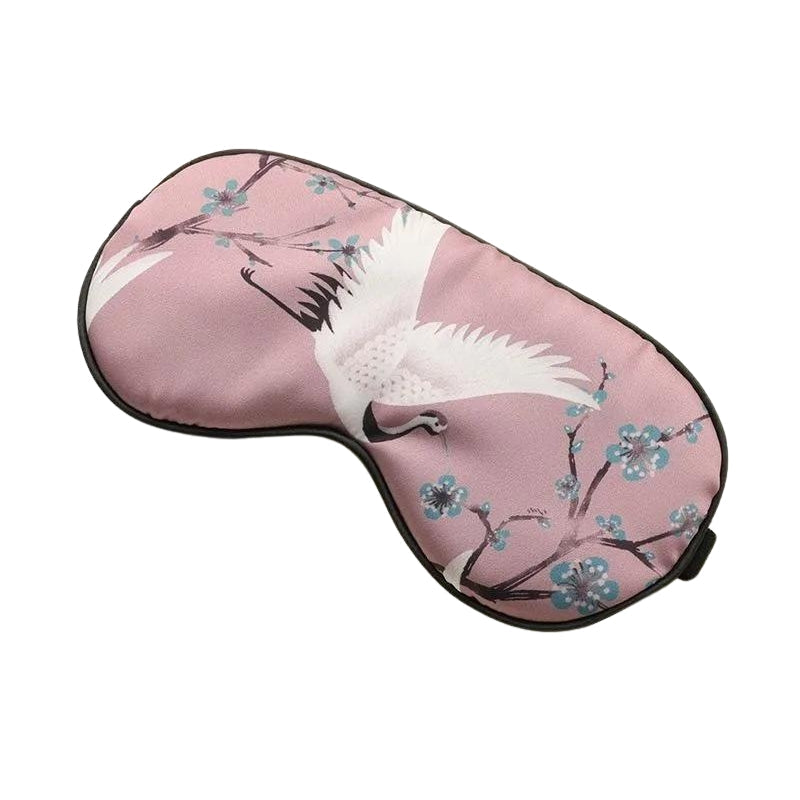 Détail de la matière satin du masque de sommeil