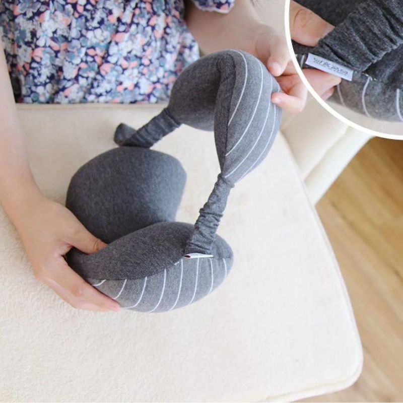 Coloris gris clair et gris foncé du coussin de voyage