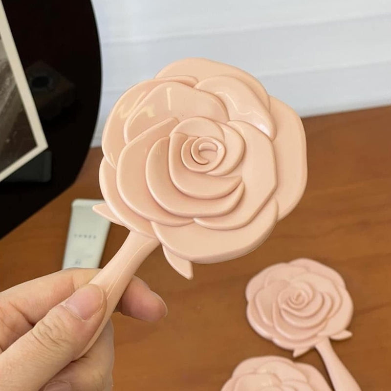 Miroir en forme de rose tenu en main